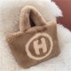 thumbnail image 3 of Bolsas de felpa Causal Fuzzy Bag Color Contraste Moda Letra H para mujeres niñas (Caqui), 3 of 6
