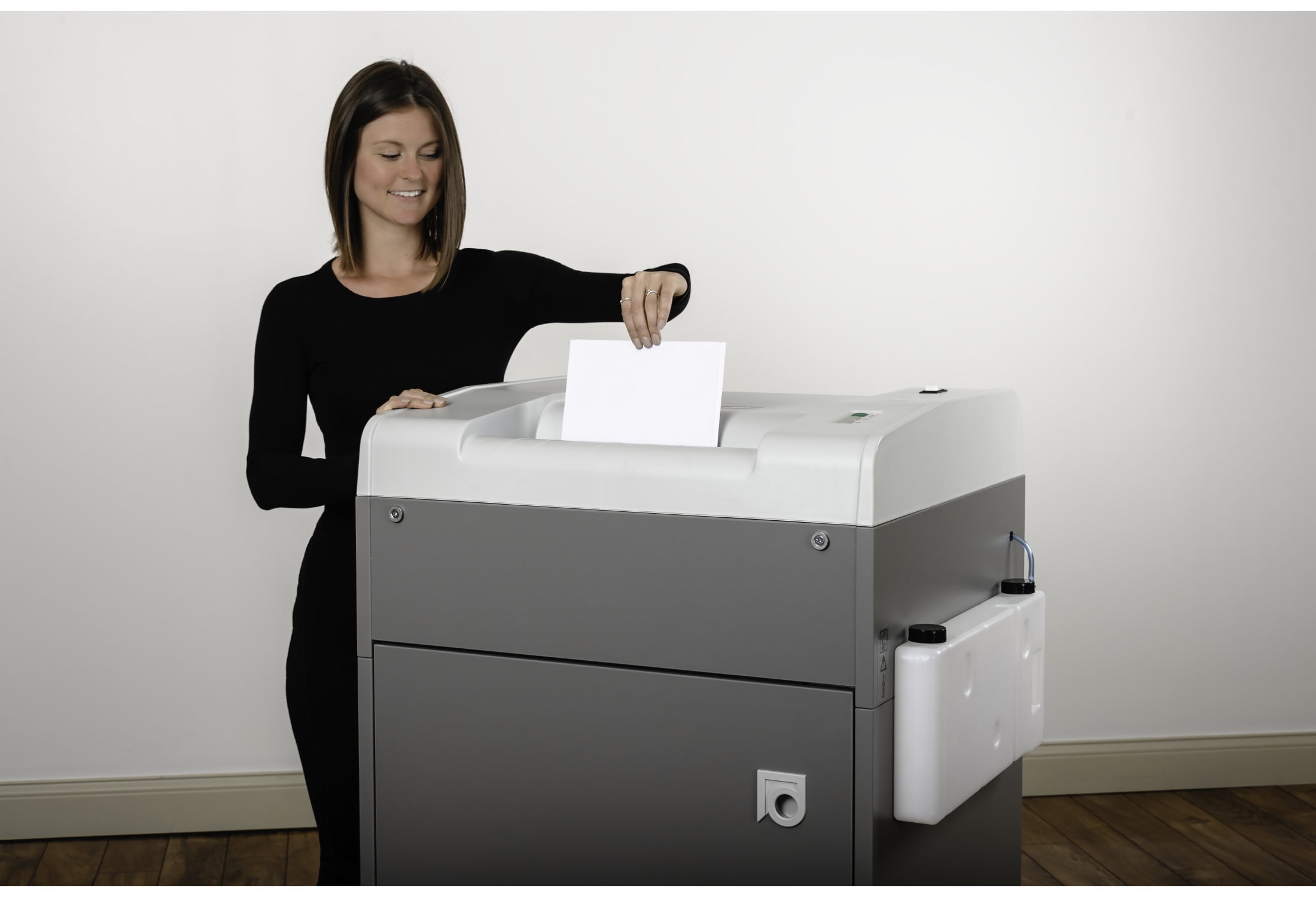Dahle 20392 High Capacity Paper Shredder w/Auto Oiler, Jam Protection, 26 Sheet Max, Level P-5 | O-4