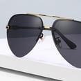 thumbnail image 4 of Gafas de sol estilo aviador polarizadas vintage con protección UV400, con bisagras de resorte para conducir, andar en bicicleta, acampar y pescar., 4 of 5