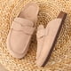 thumbnail image 2 of Zapatillas de corcho Zuecos para mujer Zapatillas de corcho de moda para hombre Zapatillas planas suaves para interiores Zuecos de gamuza de vaca Zapatos de playa para exteriores, 2 of 6