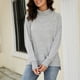 thumbnail image 2 of Blusa de mujer manga larga cuello alto ajuste casual blusa de puño de bloque de color de moda gris claro M, 2 of 8