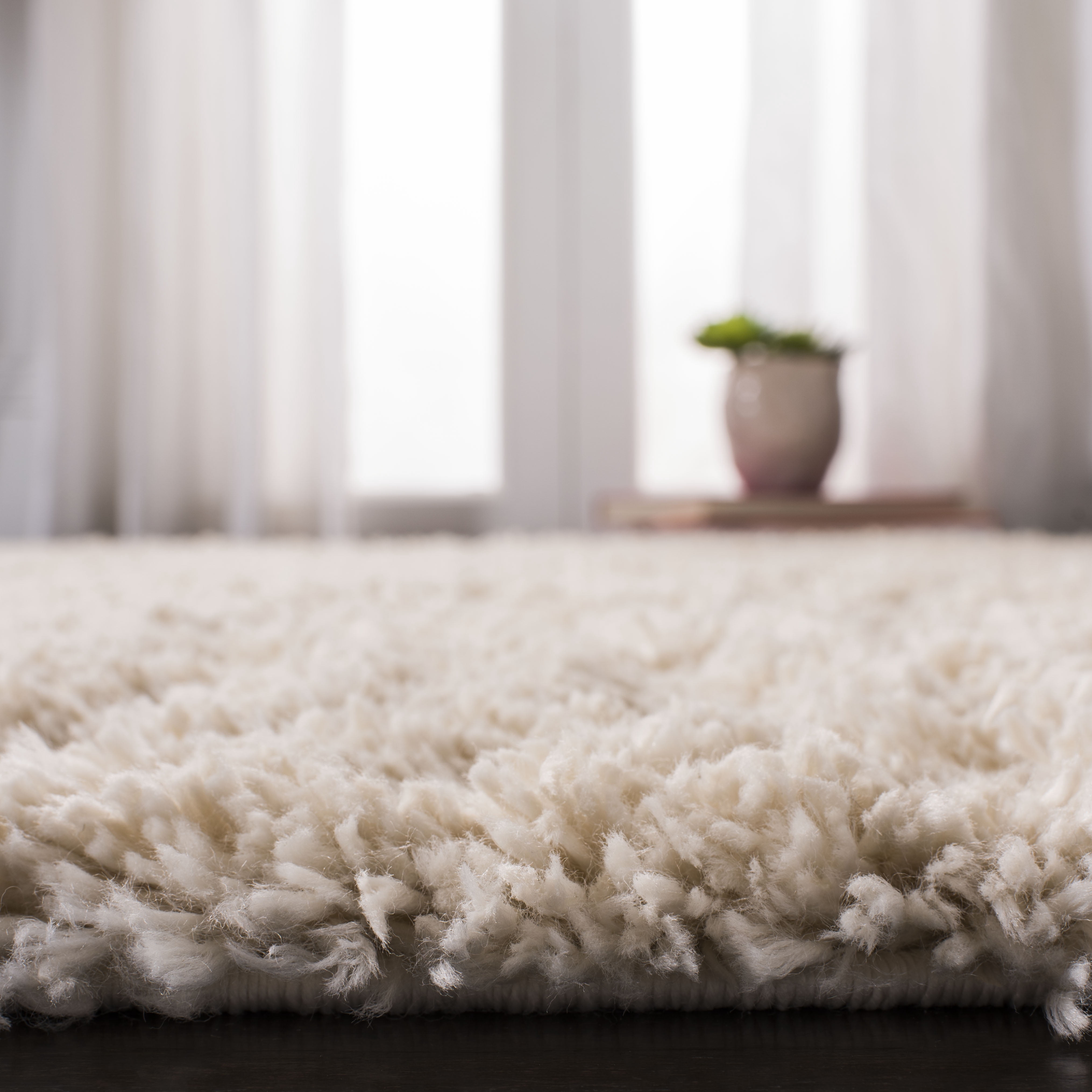 Safavieh Fontana Jamie Solid Shag Area Rug, Creme, 6' x 8'