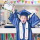 thumbnail image 5 of Conjunto de toga y birrete de graduación para jardín de infantes Mukum con borlas, 2024 dijes, estolas de graduación para niños, jardín de infantes preescolar, 5 of 5