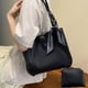 thumbnail image 4 of Bolso de hombro de moda Hugo gran capacidad cuero PU cubo para viajes trabajo Playa negro, 4 of 9