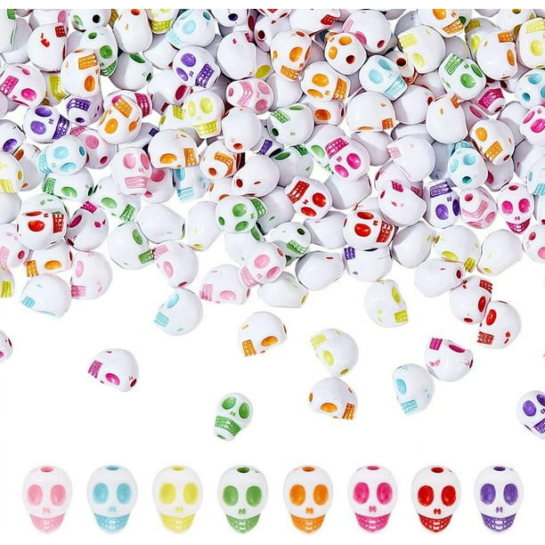 555 piezas de cuentas de resina de colores con dijes espeluznantes, colgantes y cuentas con agujero para pulseras, collares y joyería DIY.