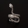 thumbnail image 2 of Anillo único con patrón de serpiente con patrón negro - plata ajustable talla única, 2 of 5