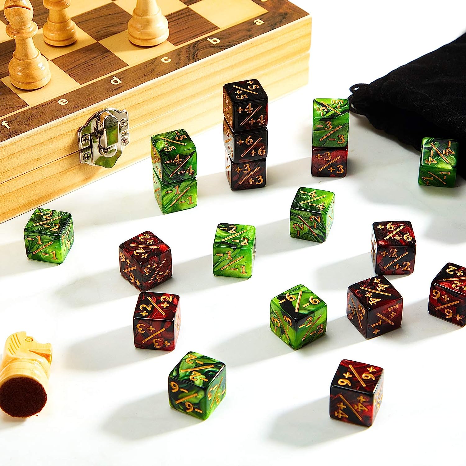 Set De 24 Dados Contadores D6 De 16 Mm – Acrílico Blanco Y Negro Para MTG, CCG Y Juegos De Mesa – Incluye Bolsa De Almacenamiento – Perfecto Para Seguimiento De Puntos Y Estados De Cartas