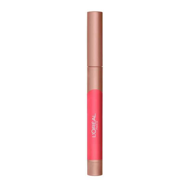 lápiz labial l'oreal paris infalible matte hot apricot lápiz labial mate en crayón retráctil con vista frontal centrada; cuerpo cilíndrico color albaricoque, tapa y extremos metálicos bronce, logo L'Oréal Paris impreso y punta mecánica ergonómica oculta, fondo blanco; también suele usarse para retoques rápidos en viaje.