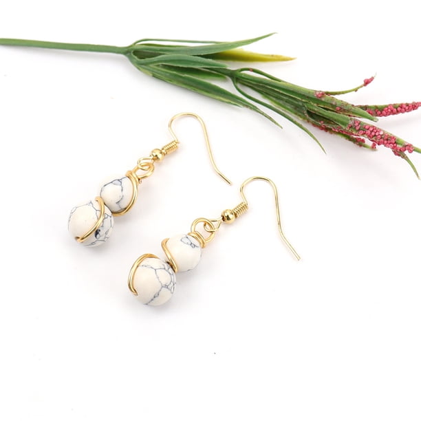 Nvzi Pendientes personalizados, cuentas redondas de piedra de cristal hechas a mano, pendientes envueltos en alambre de cobre dorado, pendientes elegantes de estilo largo con cuentas (blanco)