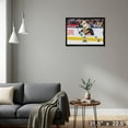 thumbnail image 4 of Evgeni Malkin Pingouins de Pittsburgh Encadrés Toile de Rondelle Passeuse 20x29, 4 of 4