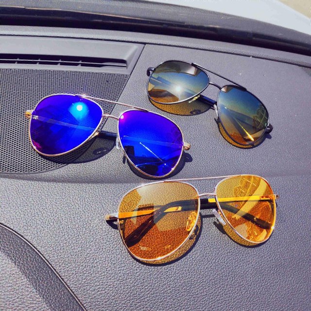 Un par de gafas de sol fotocromáticas polarizadas con visión nocturna para conducir o pescar (versión polarizada verde-amarilla con montura de pistola)