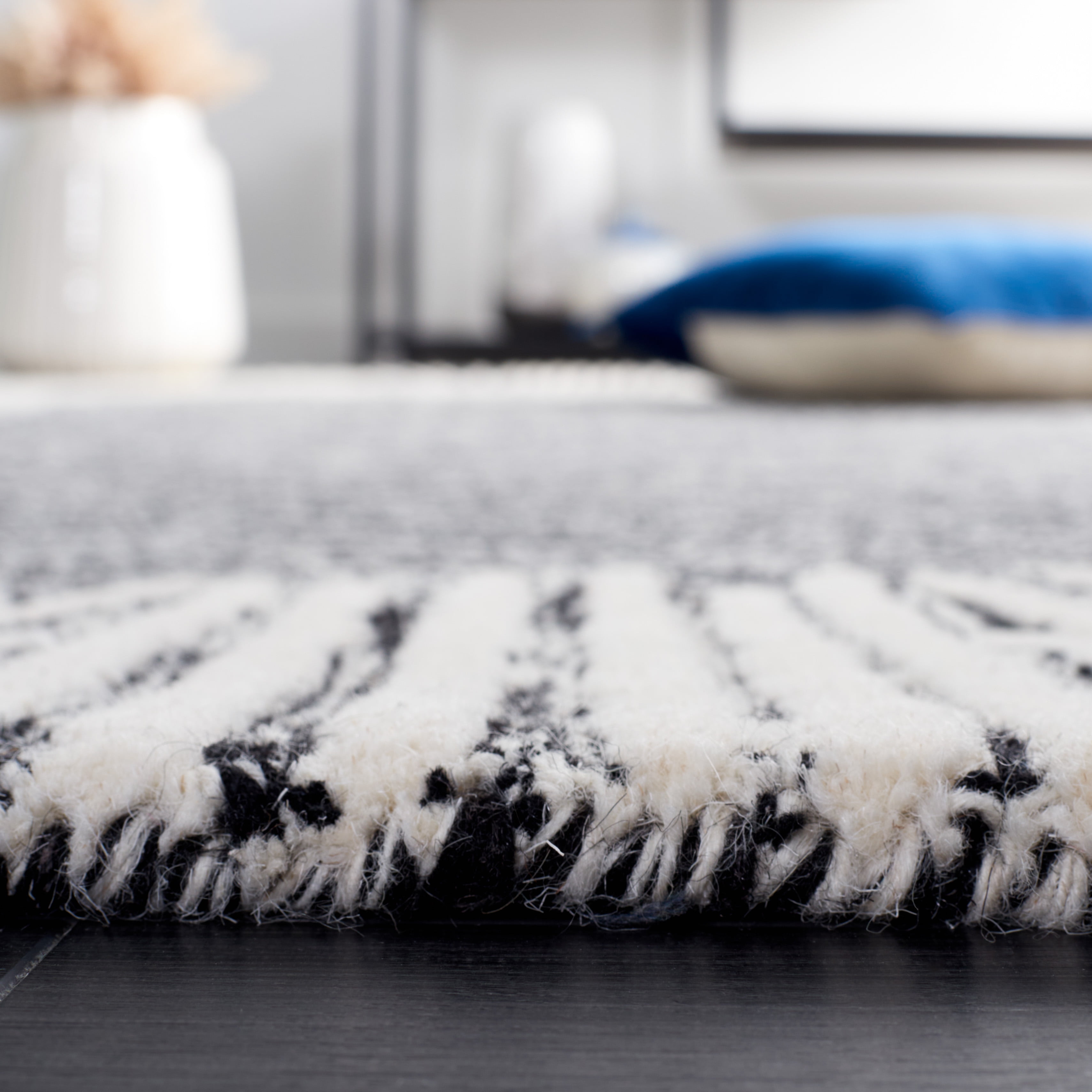 SAFAVIEH Abstract Frieda Radiate Area Rug, Black/Ivory, 5' x 8'