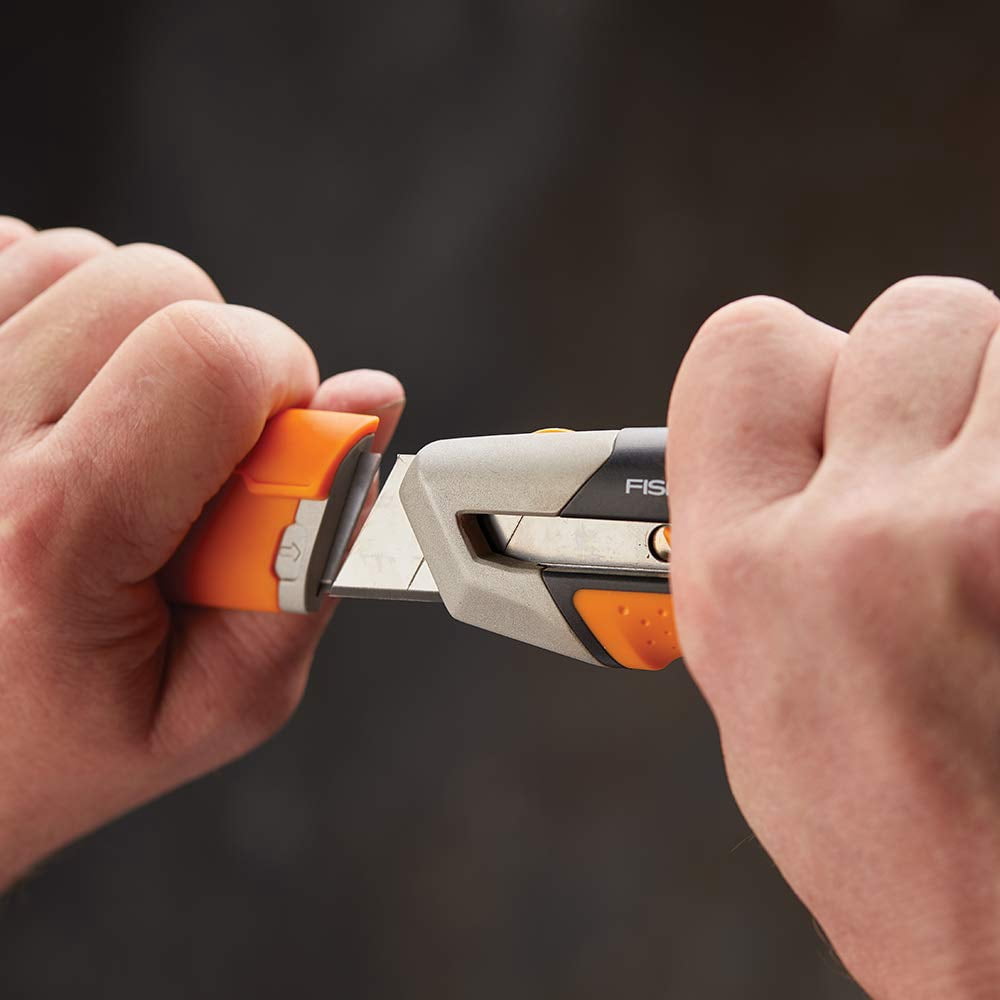 Fiskars 2829471 6 in. Pro Retractable Snap-Off Utility Knife - 6 Point, Orange