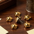 thumbnail image 1 of Chinchetas Gold Star para tablero de corcho – Chinchetas de metal galvanizado, diseño decorativo de cinco puntas, paquete de 20 para fotos, notas, decoración de oficina y hogar., 1 of 7