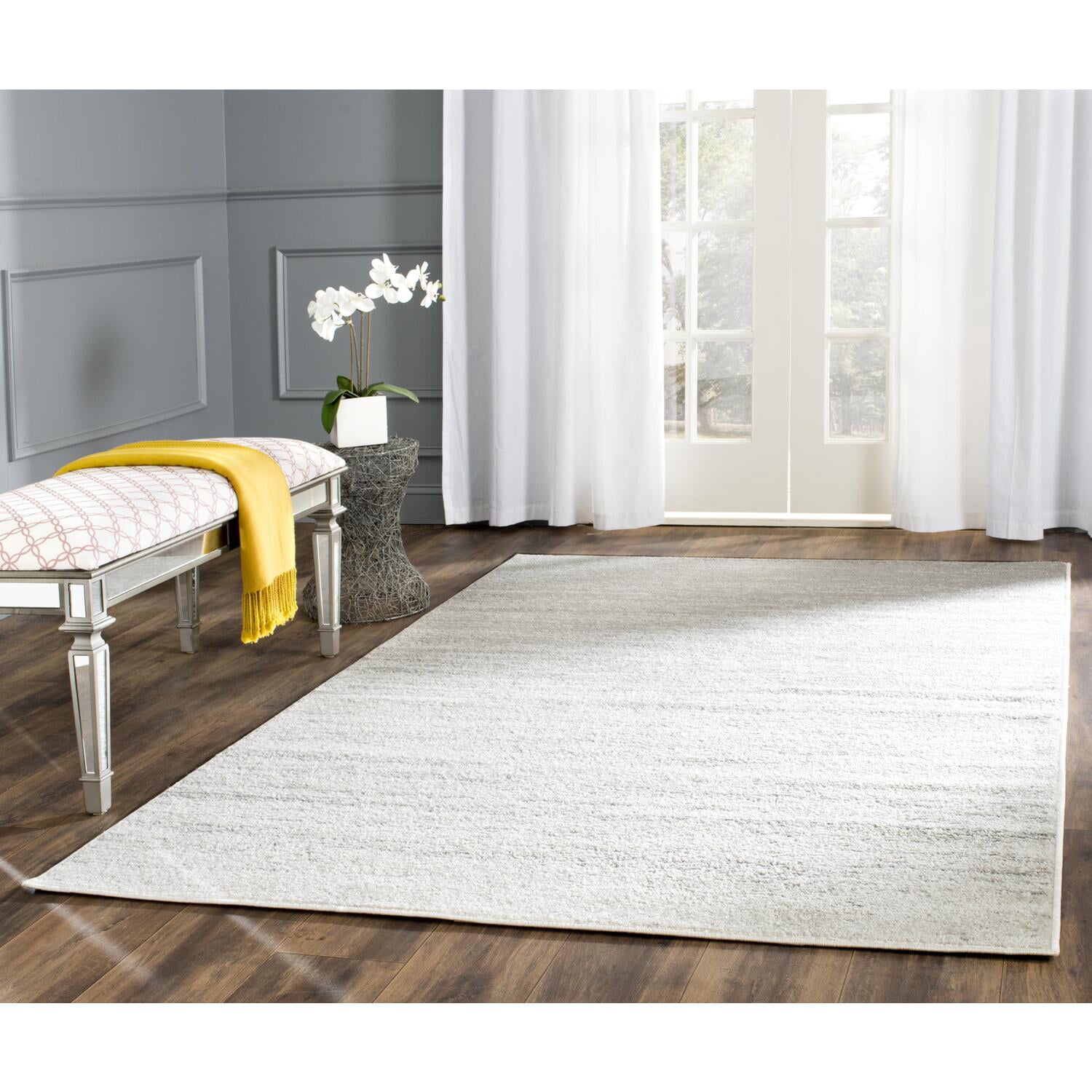 SAFAVIEH Adirondack Grayson Geometric Diamonds Area Rug, Ivory/Silver, 6' x 6' Round