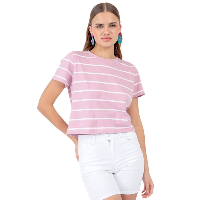 playera para mujer quarry con rayas Morado Claro cropped de manga corta, vista frontal centrada sobre modelo; rayas horizontales blancas, cuello redondo y silueta recta hasta la cintura; fondo blanco, diseño casual en tendencia de la marca QUARRY, adecuada como top veraniego informal.