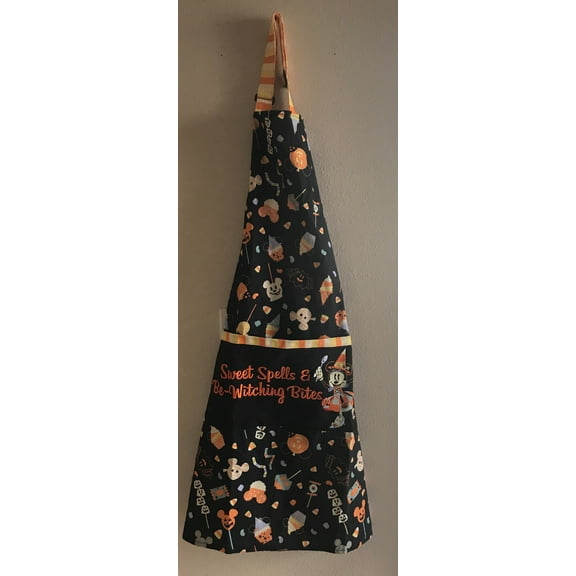 Disney Parks Halloween 2020 Minnie Mouse Witch Kitchen Apron Adults New with Tag