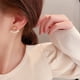 thumbnail image 2 of Qarigey Pendientes de tuerca de metal irregulares Estilo minimalista Toque de borde Pendientes de tuerca exquisitos para mujer Chic Ropa, zapatos y accesorios Miscelánea, 2 of 6