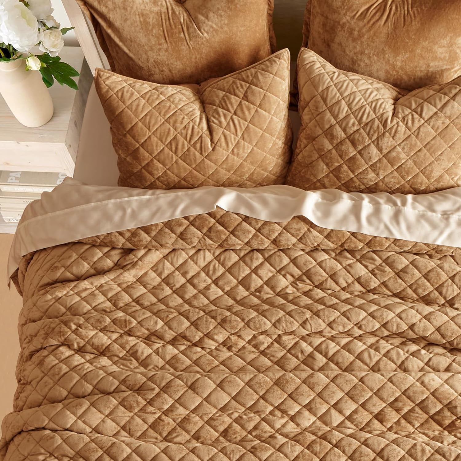 EVERGRACE Luxury Velvet Quilt Set King Size, Diamond Quilted Lightweight Velvet Comforter for All Season, Ultra Soft Oversized Bedspread Coverlet Bedding Set with 2 Pillow Shams, Gold Caramel