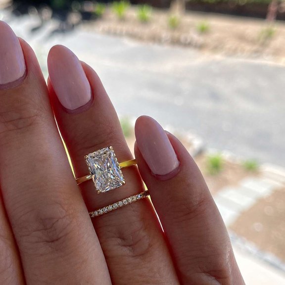 vylahjewellery Elegant Wedding Ring for Women, Yellow Gold Vermeil Radiant Diamond Solitaire Ring, Hidden Halo Engagement Ring with Matching Pavé Band