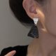 thumbnail image 3 of Pendientes de personalidad única de nicho con diseño geométrico en blanco y negro a juego con temperamento sencillo para mujer, 3 of 4