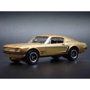 Open Box 1968 68 FORD MUSTANG FASTBACK GOLD 1:64 SCALE DIORAMA DIECAST MODEL CAR