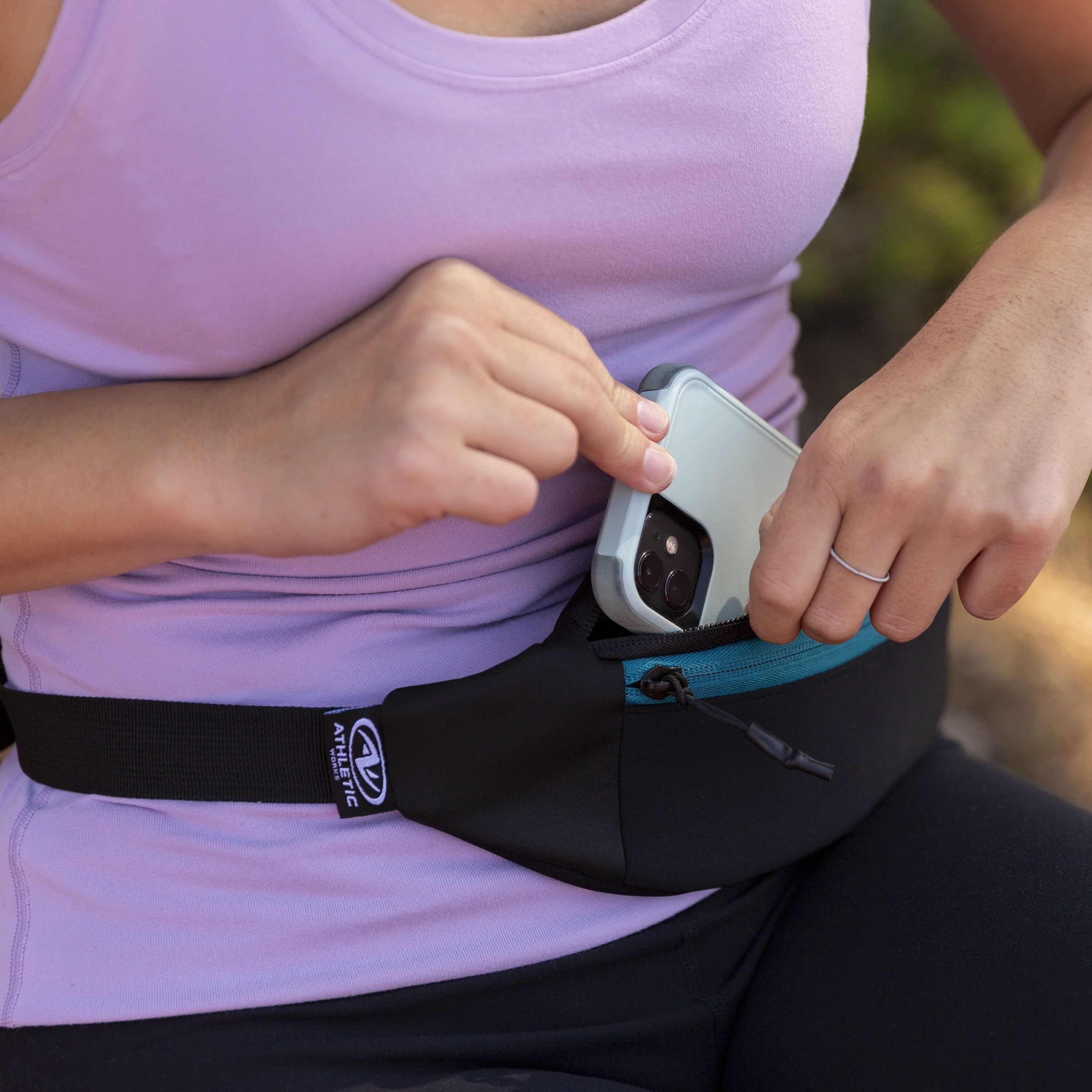 Athletic Works 1 Liter Black Versatile Sports on Waist Fanny pack, Unisex, Polyester Zipper