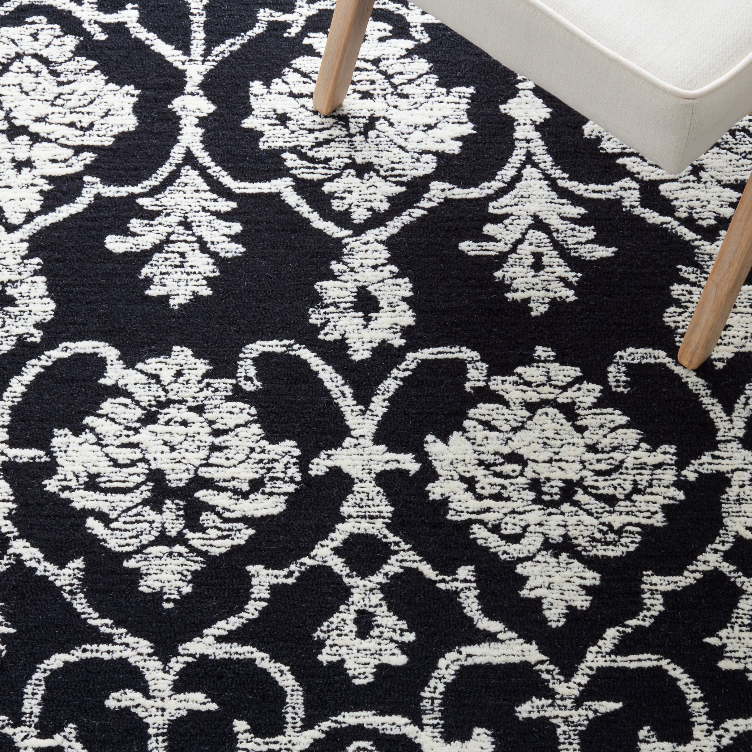 SAFAVIEH Metro Sutton Medallion Area Rug, Black/Ivory, 4' x 6'