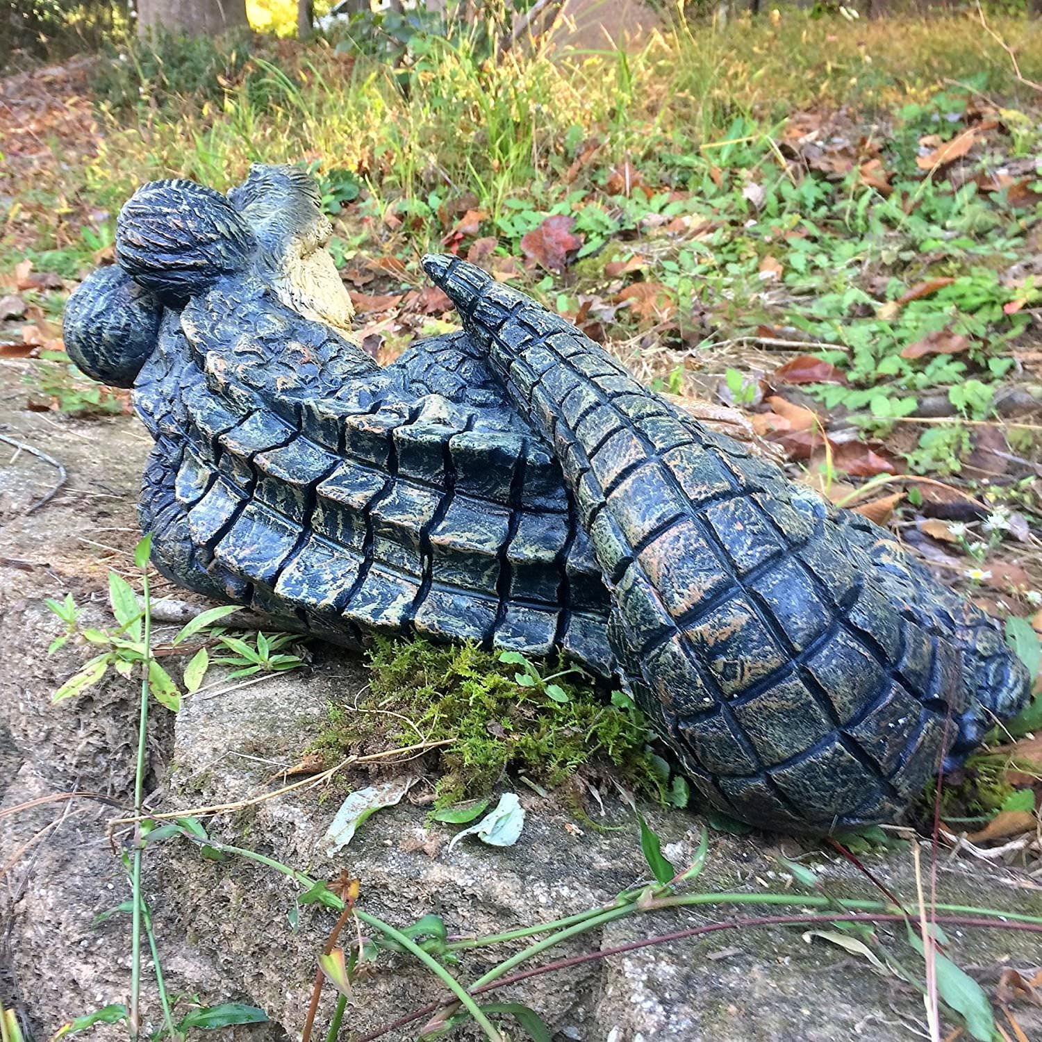 Homestyles Toad Hollow Extra Large Lying Gator with "Welcome to our Swamp" Sign Alligator Beach Garden Statue 21"W