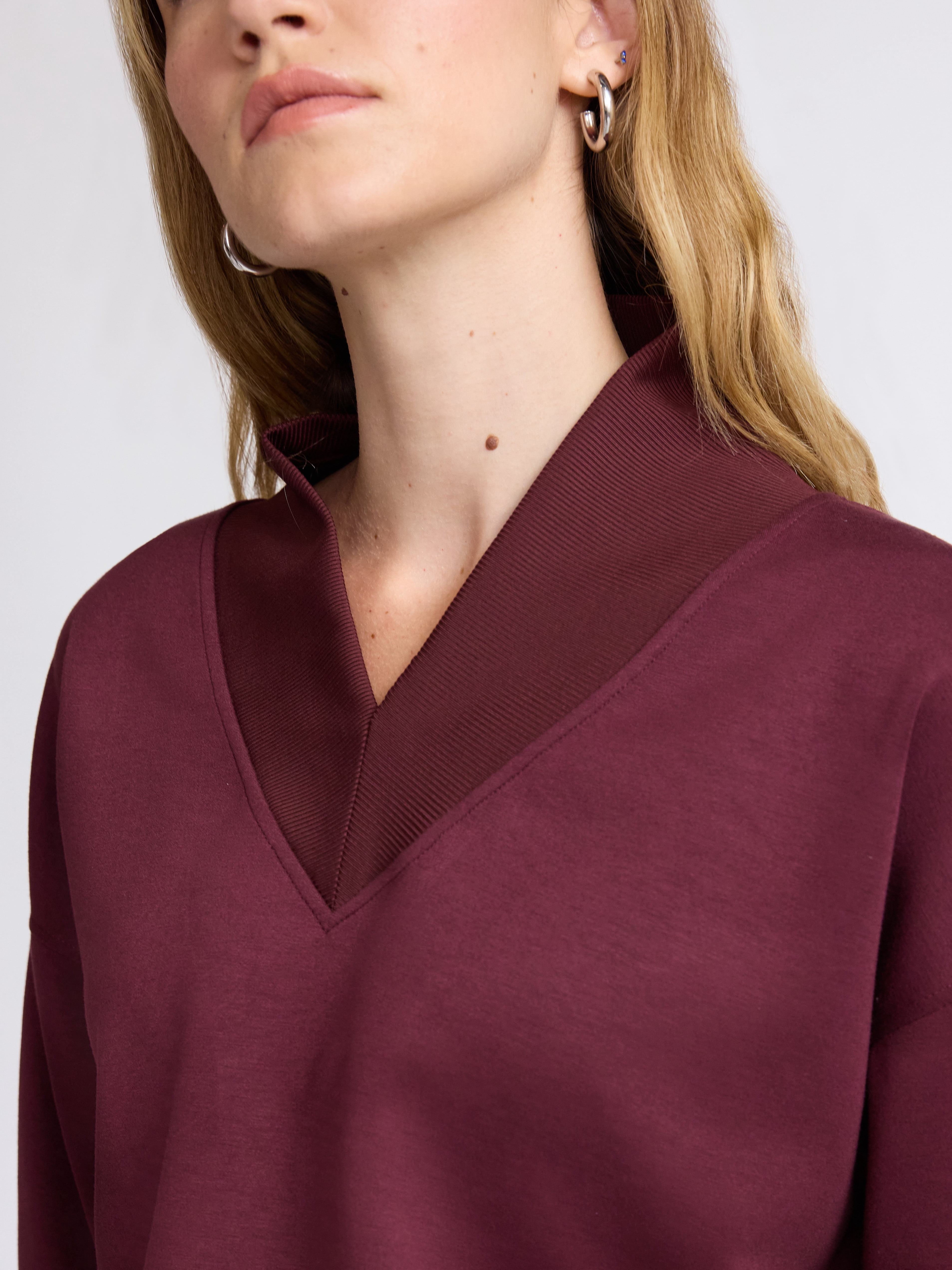 Scoop Women's and Women's Plus New Scubaknit V Neck Sweatshirt, Sizes XS-4X