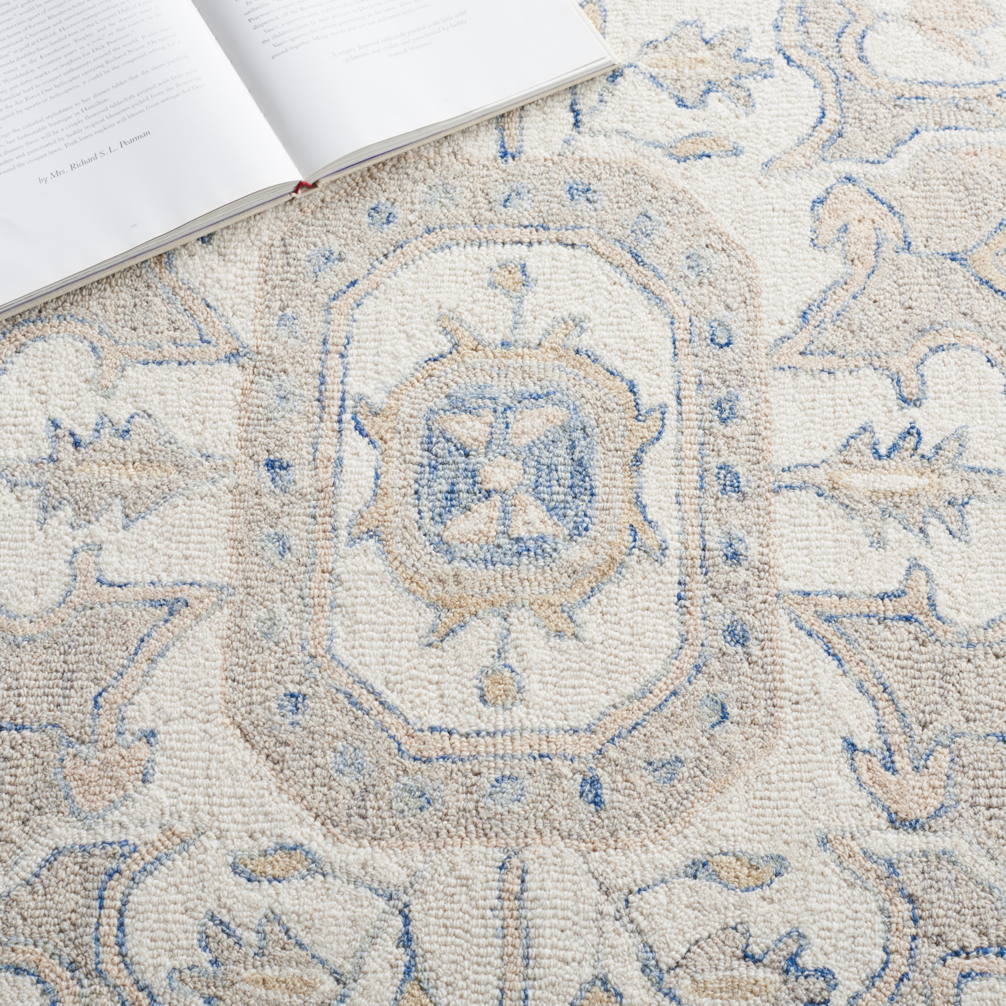 Safavieh Micro-Loop Braylon Floral Area Rug, Blue/Ivory, 5' x 5' Round