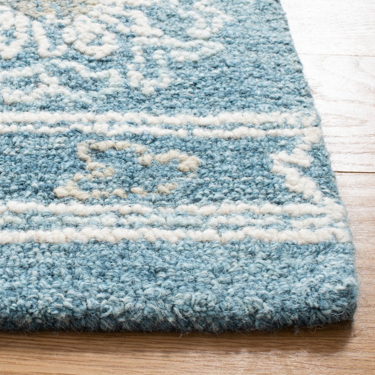 SAFAVIEH Blossom Bernadine Damask Area Rug, Blue/Ivory, 6' x 6' Round