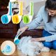 thumbnail image 1 of Cepillo de champú de mango largo | Peine masajeador del cuero cabelludo con dispensador de líquido | Cerdas suaves y firmes | Uso en seco y mojado | Limpieza para cabello humano y mascotas, 1 of 6