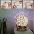 thumbnail image 4 of Lámpara de noche LED con forma de bola de ratán esférica, base de madera maciza, luz LED regulable con proyección (modelos enchufables de 20 cm), 4 of 4