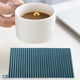 thumbnail image 5 of Xihbxyly Mantel Aislante para Mesa de Comedor, Elegante Diseño Colgante, Protección Térmica, Agarre Antideslizante, Organizador para La Cocina, Azul, Rosa y Blanco, 30 X 18 Cm, 5 of 6