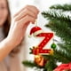 thumbnail image 4 of Colgante de Árbol de Navidad Acrílico 2D | Adorno con Iniciales de 26 Letras | Decoración Navideña de Doble Cara para Regalos Familiares y Fiestas | Decoración Colgante Versátil para Árbol, Puerta y, 4 of 5