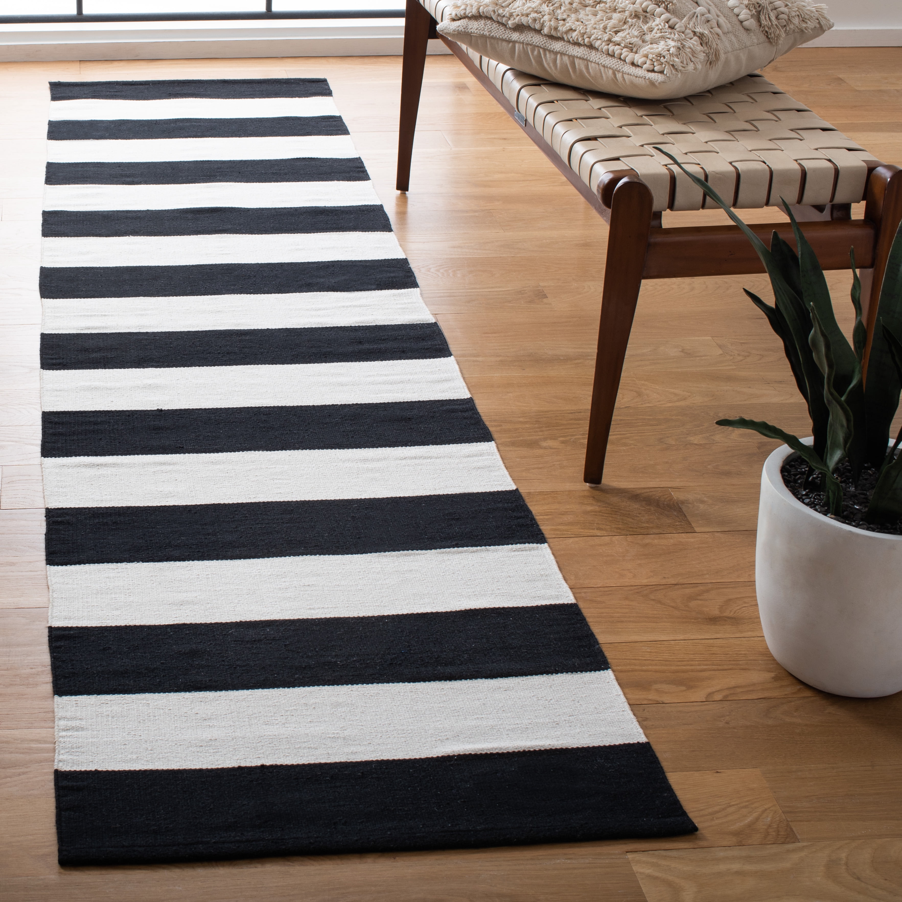 SAFAVIEH Montauk Saranna Geometric Cotton Runner Rug, Black/Ivory, 2'3" x 19'