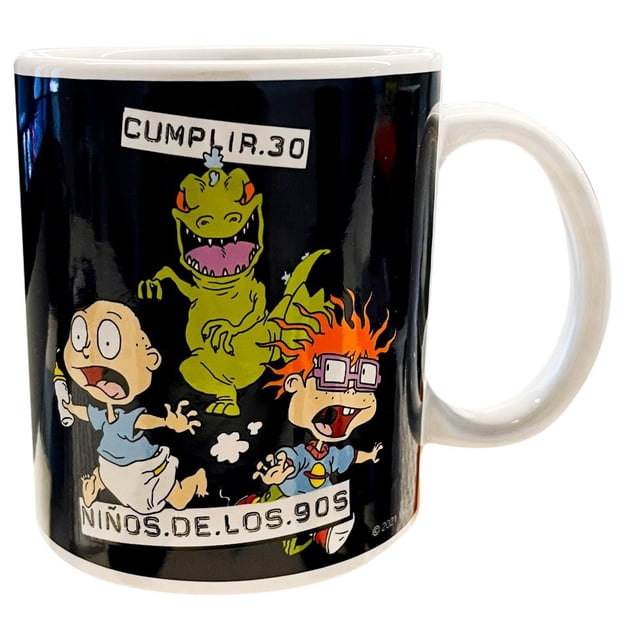 taza de cerámica fun kids rugrats cumplir 30 340 ml vista frontal 3/4 de taza blanca con fondo exterior negro y asa a la derecha, muestra gráficos de Tomy, Carlitos y un dinosaurio estilo Rugrats con los textos 'CUMPLIR.30' y 'NIÑOS.DE.LOS.90S'; adecuada como pieza coleccionable o para café o té.