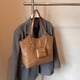 thumbnail image 4 of Bolso retro gran capacidad gama alta para mujer 2024 nuevo bolso hombro informal y versátil bolso mano 2621-PZ20240808016106 Marrón, 4 of 9