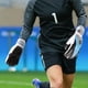 thumbnail image 4 of Guantes de portero de fútbol profesional de látex con protección para los dedos para niños y adultos, antideslizantes y transpirables, 4 of 5