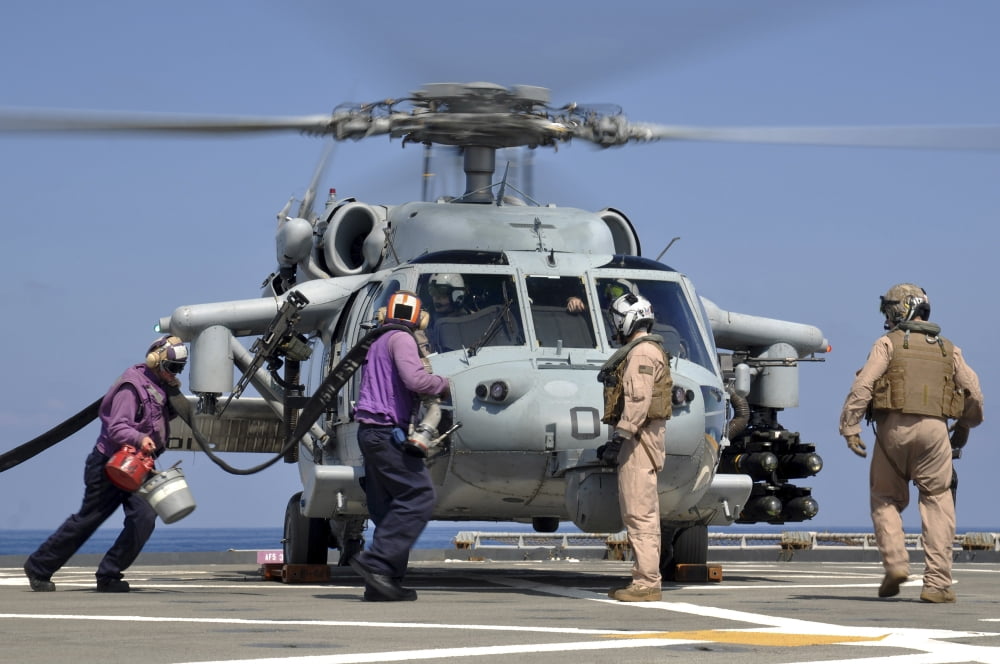 Aviation Boatswain?Ø¬æ¬¥?Ø¬æ¬†?Ø¬æ¬¥s Mates run to refuel an MH-60S Sea Hawk helicopter Canvas Art - Stocktrek Images (35