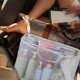 thumbnail image 1 of unbranded Bolsa Organizadora De Malla Gris Para Playa Fácil Y Material Transpirable, 1 of 6