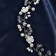 thumbnail image 4 of Zhuge Horquillas para el pelo de boda con flores para novias, peinetas con perlas de cristal,joyas con diamantes de imitación para novias, damas de honor y mujeres (plateadas), 4 of 5
