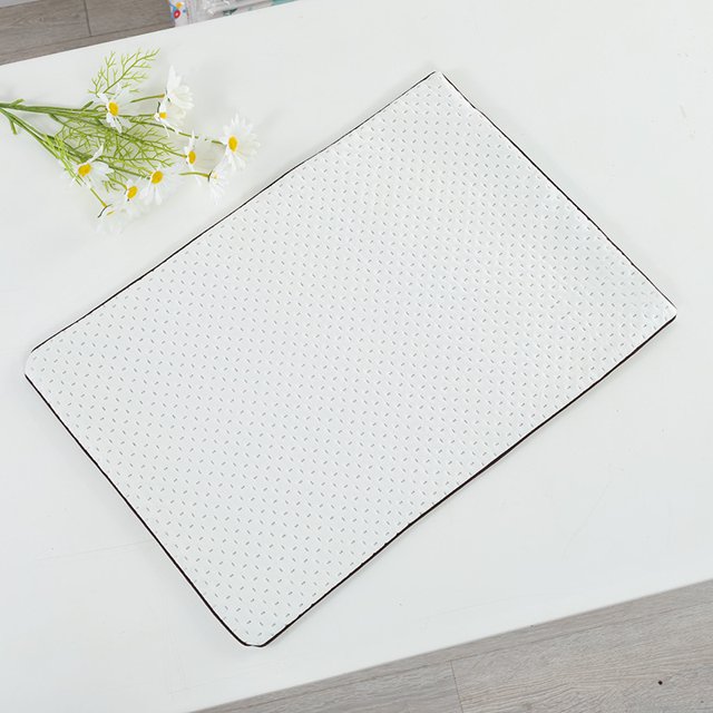 Xiao Hua 1 funda de almohada acolchada de satén blanco. Comienza tu noche de ensueño con esta cómoda y transpirable funda de almohada de 11,81 x 19,69 pulgadas (blanco roto).
