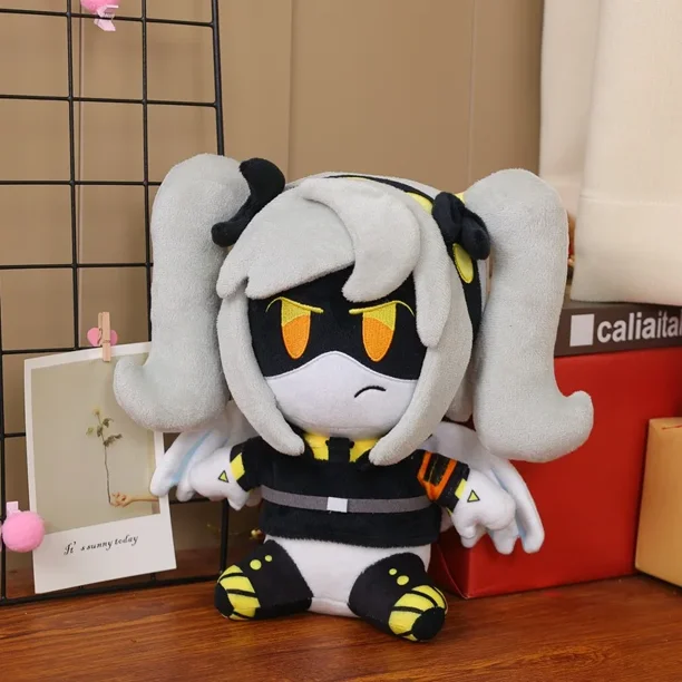 DRONES DE ASESINOS DE 25 cm de peluche Cyn Kawaii Crow para niñas, personaje de anime de dibujos animados, muñeco de peluche suave, colección de regalos de Navidad, juguete para niños