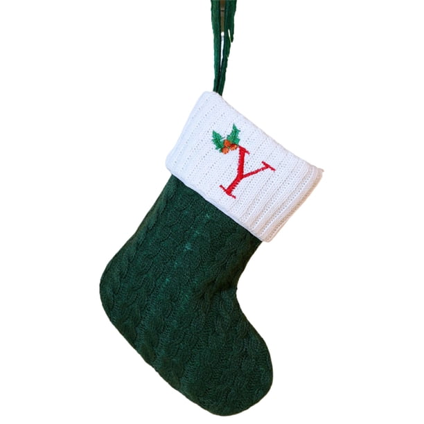 Calcetines Navideños con Letras Bordadas | Medias Navideñas de Punto Rojas, Verdes y Blancas con Colgante de Árbol | Decoración Navideña con Inicial Personalizada | Chimenea Acogedora y Detalle de Re