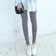 thumbnail image 5 of Leggings ajustados hasta los tobillos para mujer, pantalones con rayas horizontales blancas y negras., 5 of 7