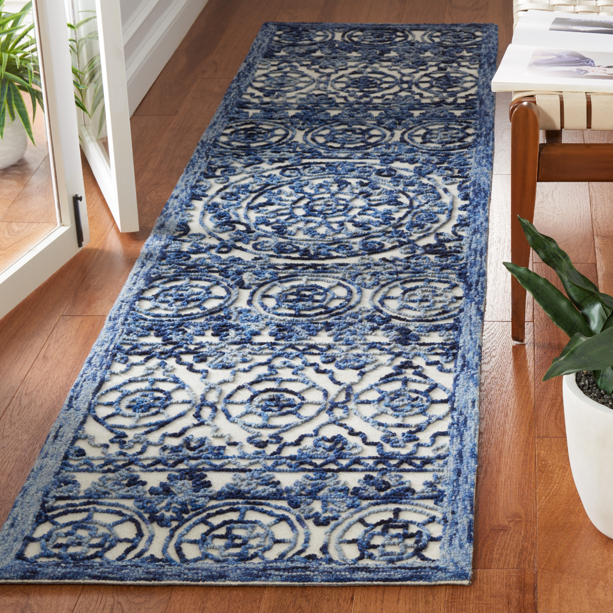 SAFAVIEH Trace Aditi Oriental Area Rug, Navy/Ivory, 4' x 6'