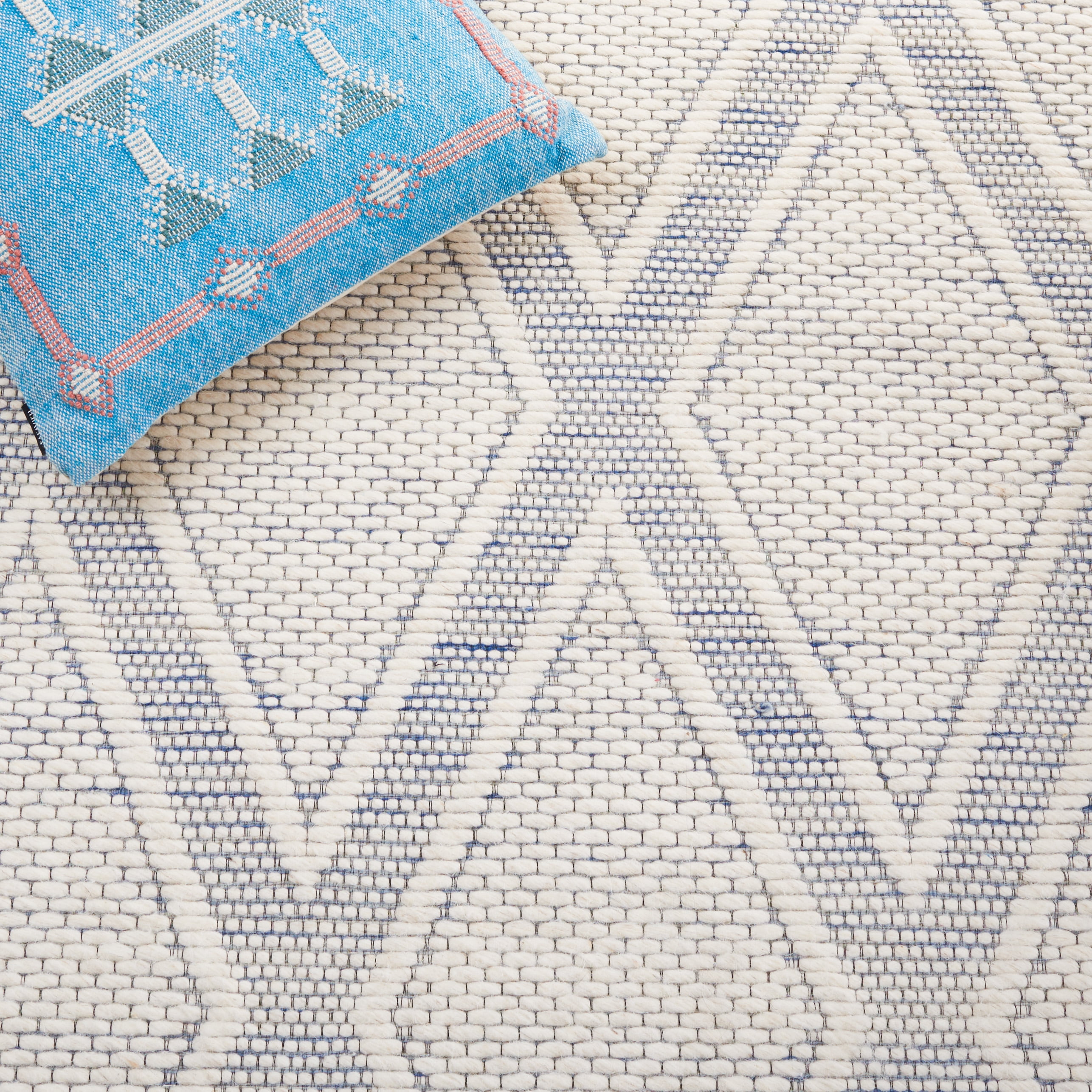 SAFAVIEH Marbella Asa Diamond Area Rug, Navy/Ivory, 5' x 8'