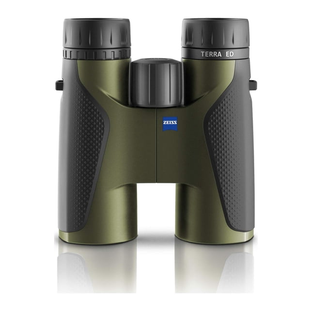 binoculares zeiss terra hd 8x42 (verdes) con un 88% de transmisión de luz, vista frontal centrada de prismáticos verde oliva con empuñaduras de goma texturizada negras, rueda de enfoque central y logo ZEISS azul; adecuados para observación al aire libre y uso en camping, también son aptos para seguimiento de aves en excursiones.